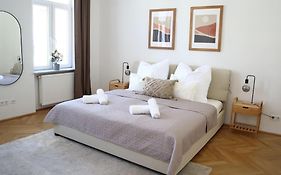 Bloom - Cozy Apartment, 5 Stops To City Center